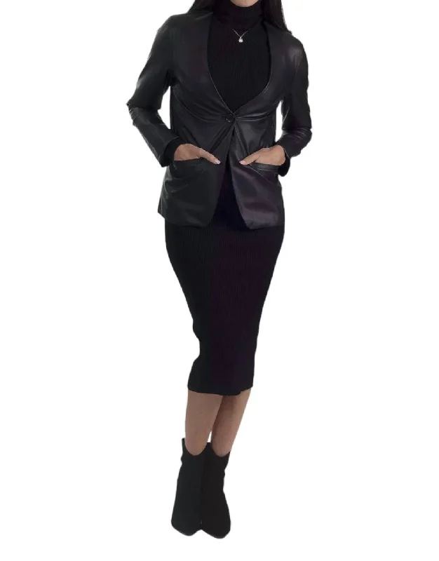 Fashion Forward Femme Single-Button V-Neck Blazer In Black